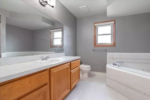Bath - 47615 Beacon Square Dr, Macomb, MI 48044 photo 2 of 6