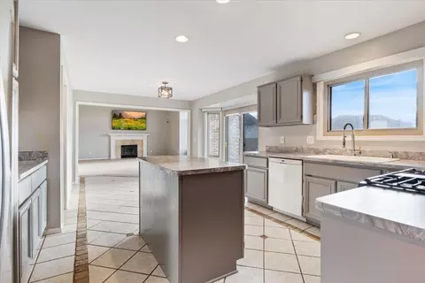 Kitchen - 47615 Beacon Square Dr, Macomb, MI 48044 photo 3 of 4