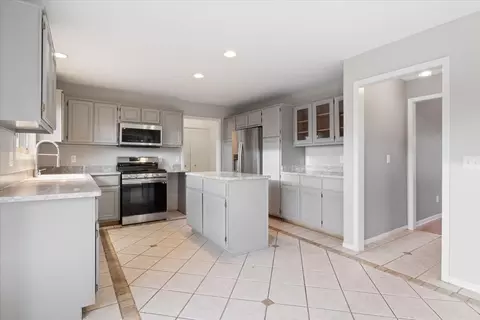 Kitchen - 47615 Beacon Square Dr, Macomb, MI 48044 photo 4 of 4