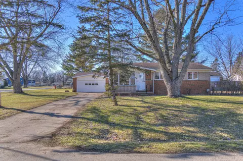 1413 W Southfield Dr, Jackson, MI 49203