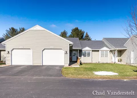 2883 Parkside Dr, Jenison, MI 49428