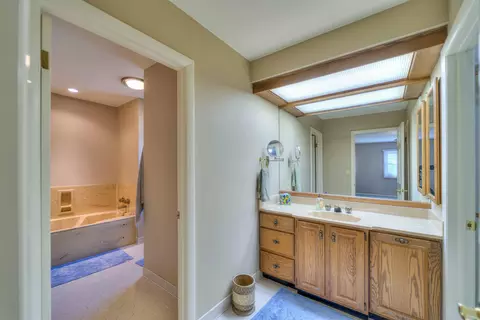 Bath - 5038 Brookside Dr, Jackson, MI 49203 photo 6 of 8