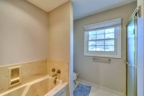 Bath - 5038 Brookside Dr, Jackson, MI 49203 photo 7 of 8