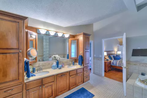 Bath - 5038 Brookside Dr, Jackson, MI 49203 photo 5 of 8