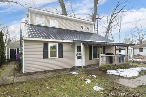 8034 Oak Ln NE, Cedar Springs, MI 49319