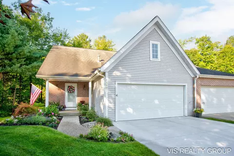 14807 Woodswalk Ct, Spring Lake, MI 49456