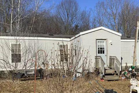 15201 W Almy Rd, Howard City, MI 49329