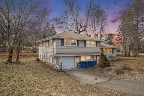 202 S Leland Dr, Battle Creek, MI 49015