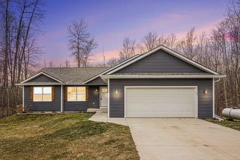 75188 Ridgeway Dr, Lawton, MI 49065