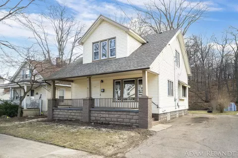 1032 Woodrow Ave NW, Grand Rapids, MI 49504