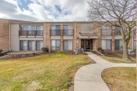 18067 University Park Dr, Livonia, MI 48152