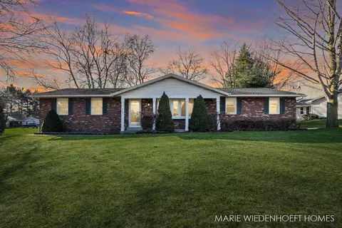 5085 Lands End Dr, Kalamazoo, MI 49009