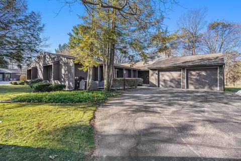 806 Brook Village Ct, Holland, MI 49423