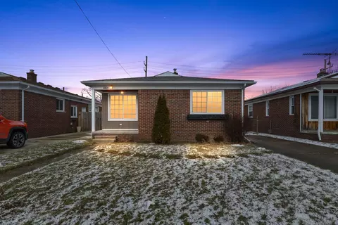 21613 Cedar St, Saint Clair Shores, MI 48081