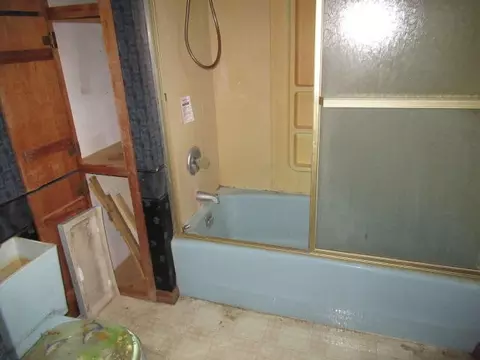 Bath - 4 Bowerman Rd, Manistee, MI 49660 photo 2 of 3
