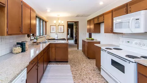 Kitchen - 1020 Bishop Rd, Saline, MI 48176 photo 2 of 7