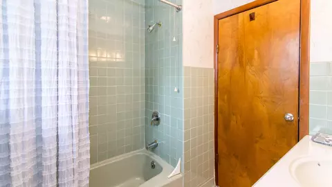 Bath - 1020 Bishop Rd, Saline, MI 48176 photo 7 of 7