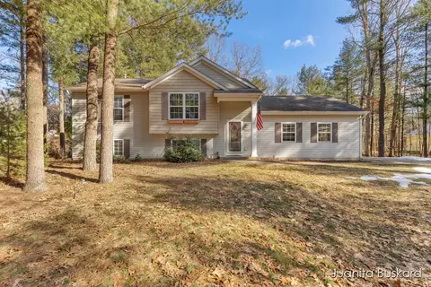 2461 Orchard Valley Dr, Fennville, MI 49408