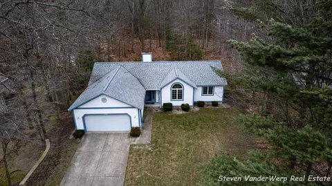 3088 Pleasantwood Dr, Fruitport, MI 49415