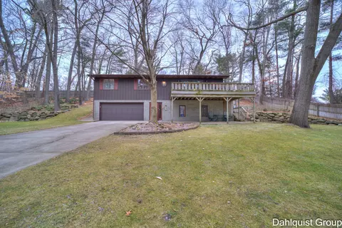 2810 Memorial Dr, Muskegon, MI 49445