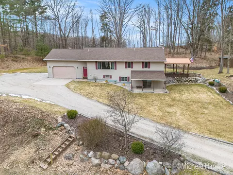 1516 W 72nd St, Newaygo, MI 49337