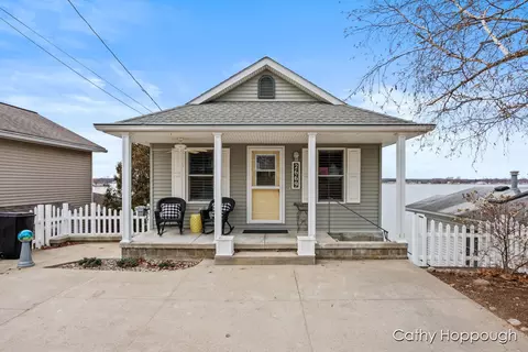 2669 S Shore Dr, Crystal, MI 48818