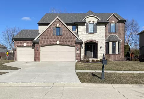 21967 Goldenwillow Dr, Macomb, MI 48044