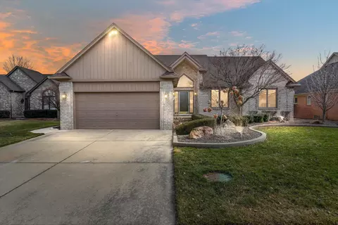 51556 Shadywood Dr, Macomb, MI 48042