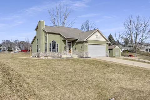 10880 Woodbrook Dr, Cement City, MI 49233