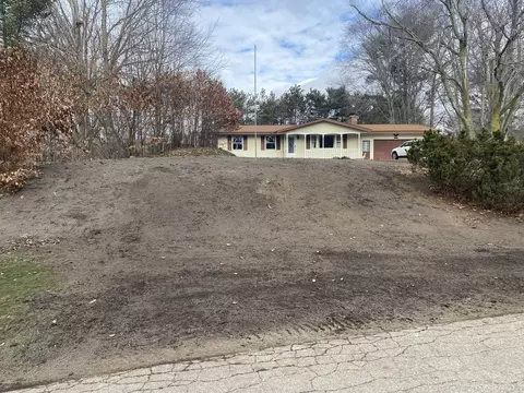 17908 Hiawatha Dr, Spring Lake, MI 49456
