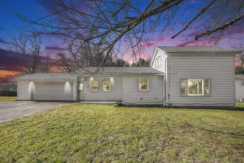518 Cherry St, Stockbridge, MI 49285