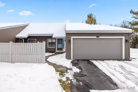 6631 Bella Vista Dr NE, Rockford, MI 49341