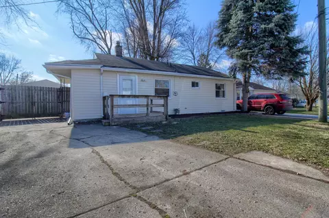 2640 Cascade Ct, Westland, MI 48186