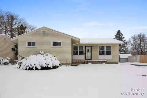 2178 Daylor Dr NE, Grand Rapids, MI 49525