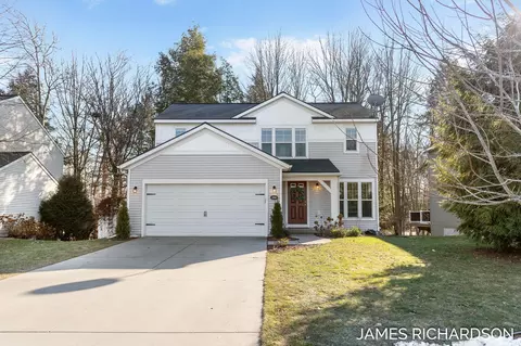 13240 Patchin Dr, Nunica, MI 49448