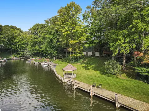 16212 Woodcrest Dr, Spring Lake, MI 49456