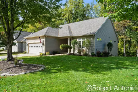 1913 Oakleigh Woods Dr NW, Grand Rapids, MI 49504