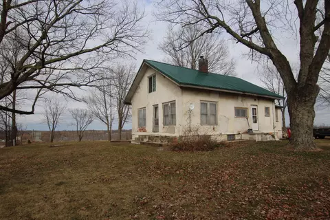 10714 S Gordon Ave, Grant, MI 49327