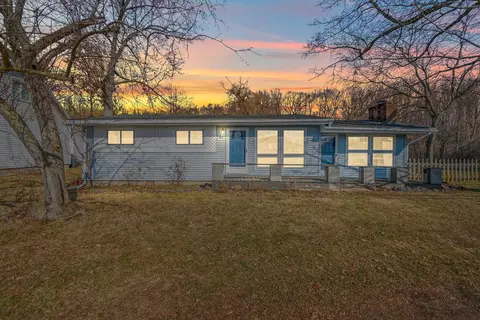 2275 Oakwood Dr, Hillsdale, MI 49242