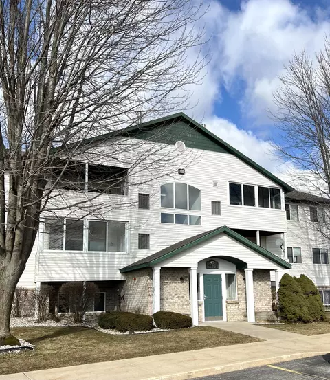 5827 Crosswinds Dr #105, Norton Shores, MI 49444
