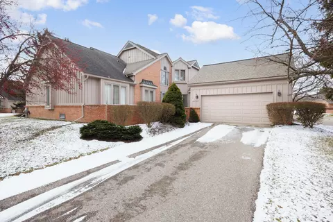 37601 Russett Dr, Farmington Hills, MI 48331