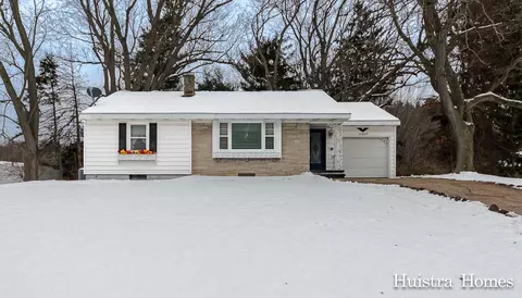 17537 Taft Rd, Spring Lake, MI 49456