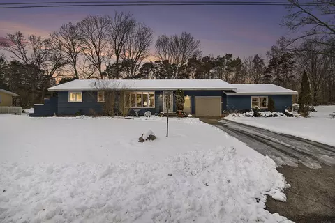 9077 Pinebrook Dr, Montague, MI 49437