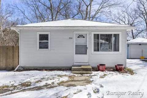 1932 Oakcliff Dr NE, Grand Rapids, MI 49525
