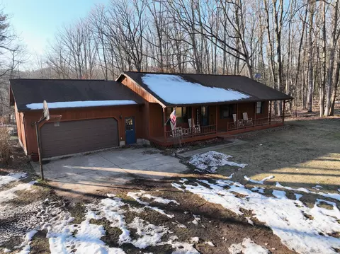 9075 Ferris Ave, Grant, MI 49327