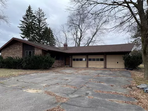 830 S 1st St, Edmore, MI 48829
