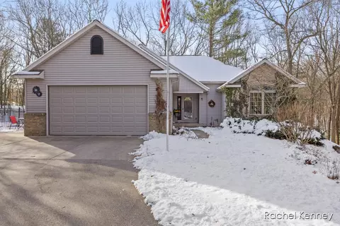 10881 Forest Valley Dr, Greenville, MI 48838