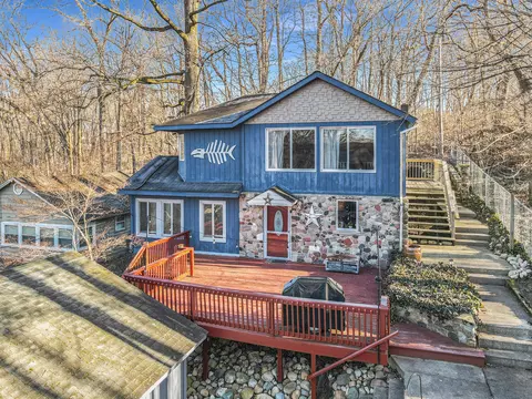 11230 Lakeshore Dr, Three Rivers, MI 49093