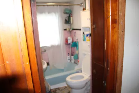 Bath - 194 S Stringtown Rd, Quincy, MI 49082 photo 1 of 2