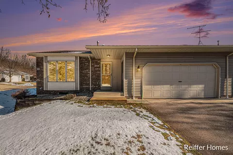 6550 Leisure Creek Dr SE, Caledonia, MI 49316
